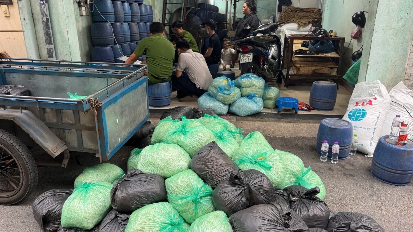 Khởi tố 4 bị can sản xuất hơn 1.000 tấn giá đỗ ngâm hóa chất