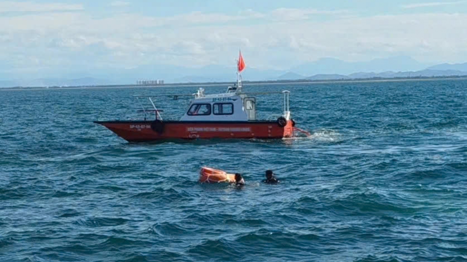 Tourist boat sinks in Central Vietnam, all 19 people rescued safely