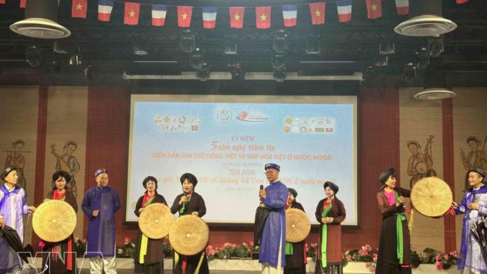 Paris forum discusses ways to boost Vietnamese language teaching worldwide