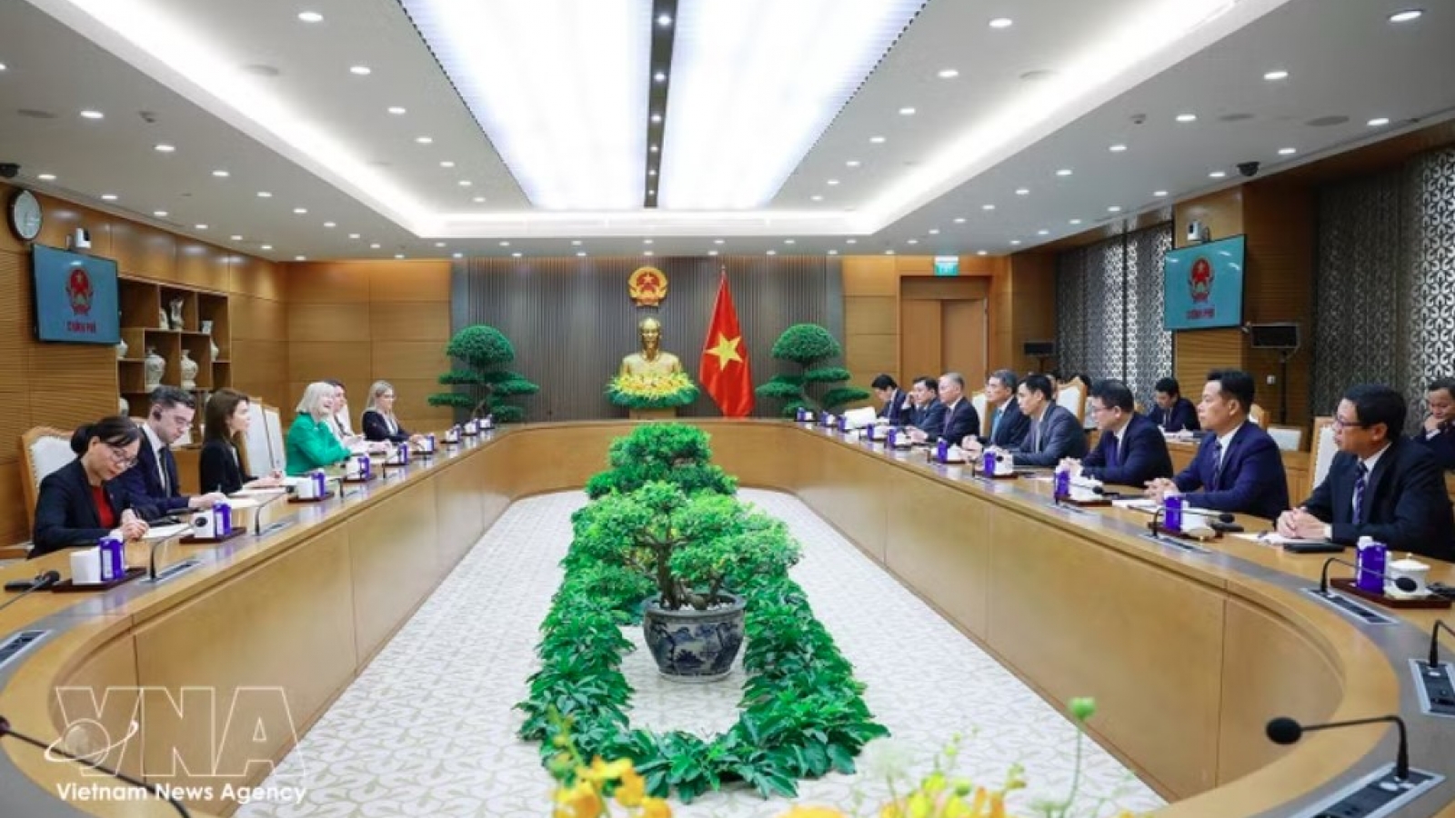 Vietnam wishes to elevate ties with Canada to new level: PM