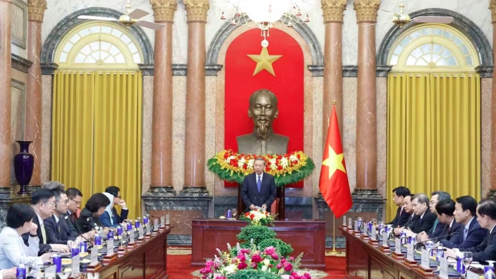 Party and State leader To Lam receives ASEAN Future Forum delegates