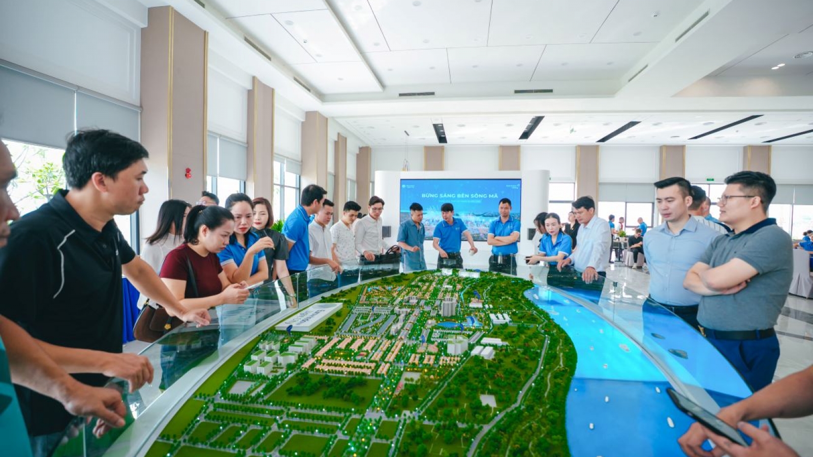 Từ hành trình khám phá Thành phố Ánh sáng đến cơ hội sở hữu phân khu Mặt trời