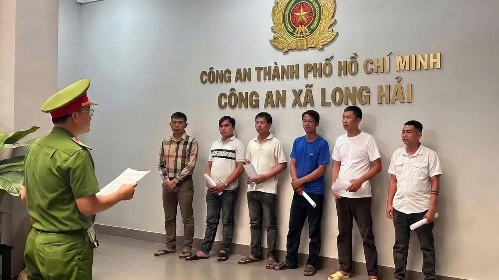 Ăn nhậu giữa đường rồi lao vào đánh nhau, 6 người bị khởi tố