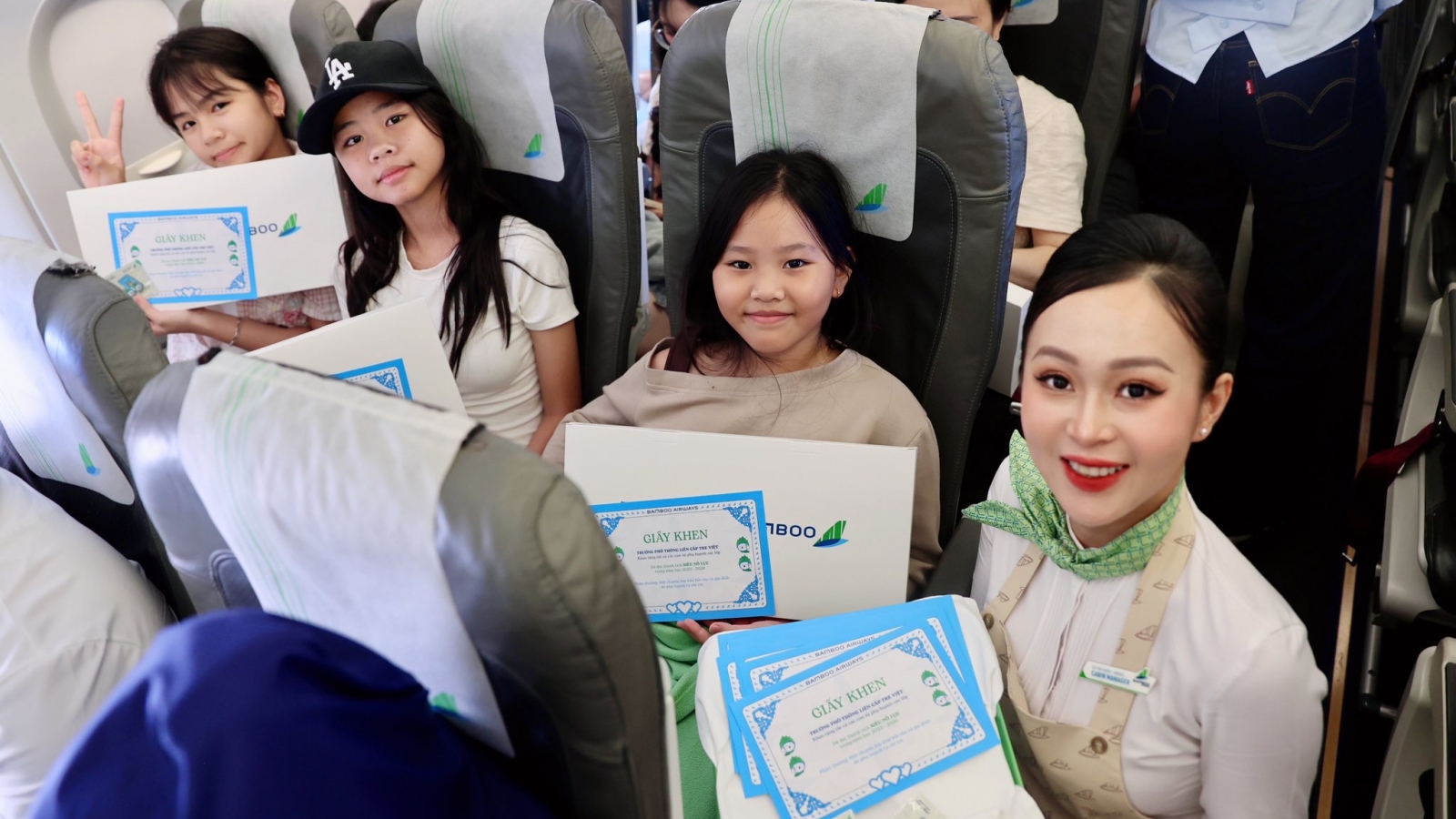 Mang nụ cười trẻ thơ trên cánh bay Bamboo Airways