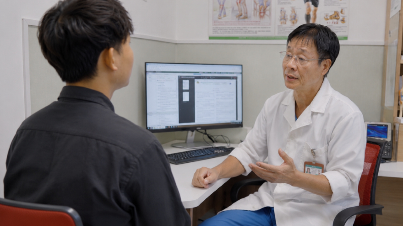 Ôm vợ cũng khiến người đàn ông 35 tuổi trật khớp vai