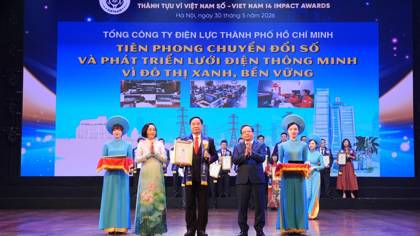 EVNHCMC và ông Phạm Quốc Bảo, Chủ tịch HĐTV được vinh danh vì Việt Nam số