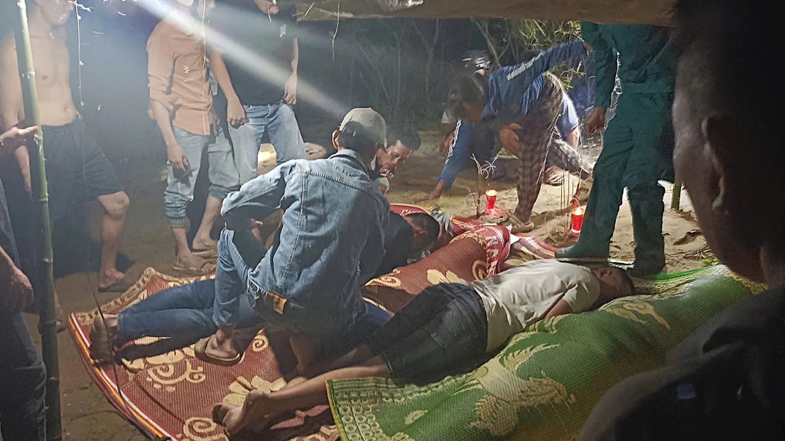 Lật thuyền trên sông Ngàn Phố, 4 người tử vong thương tâm