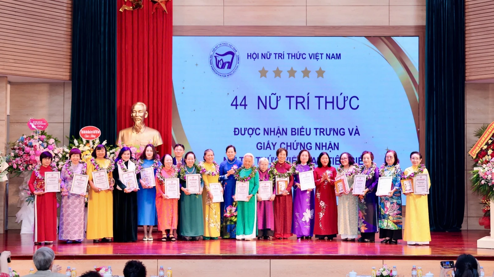Bà Bùi Thị Minh Hoài dự Lễ Tôn vinh Nữ trí thức Việt Nam tiêu biểu năm 2026
