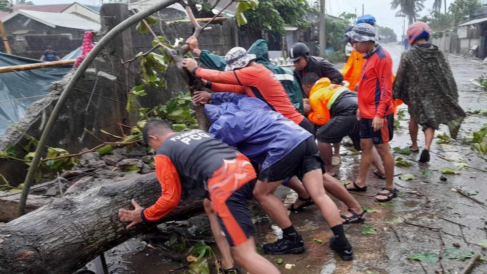 Philippines: Siêu bão Mekkhala chưa suy yếu, thêm một cơn bão đang tới