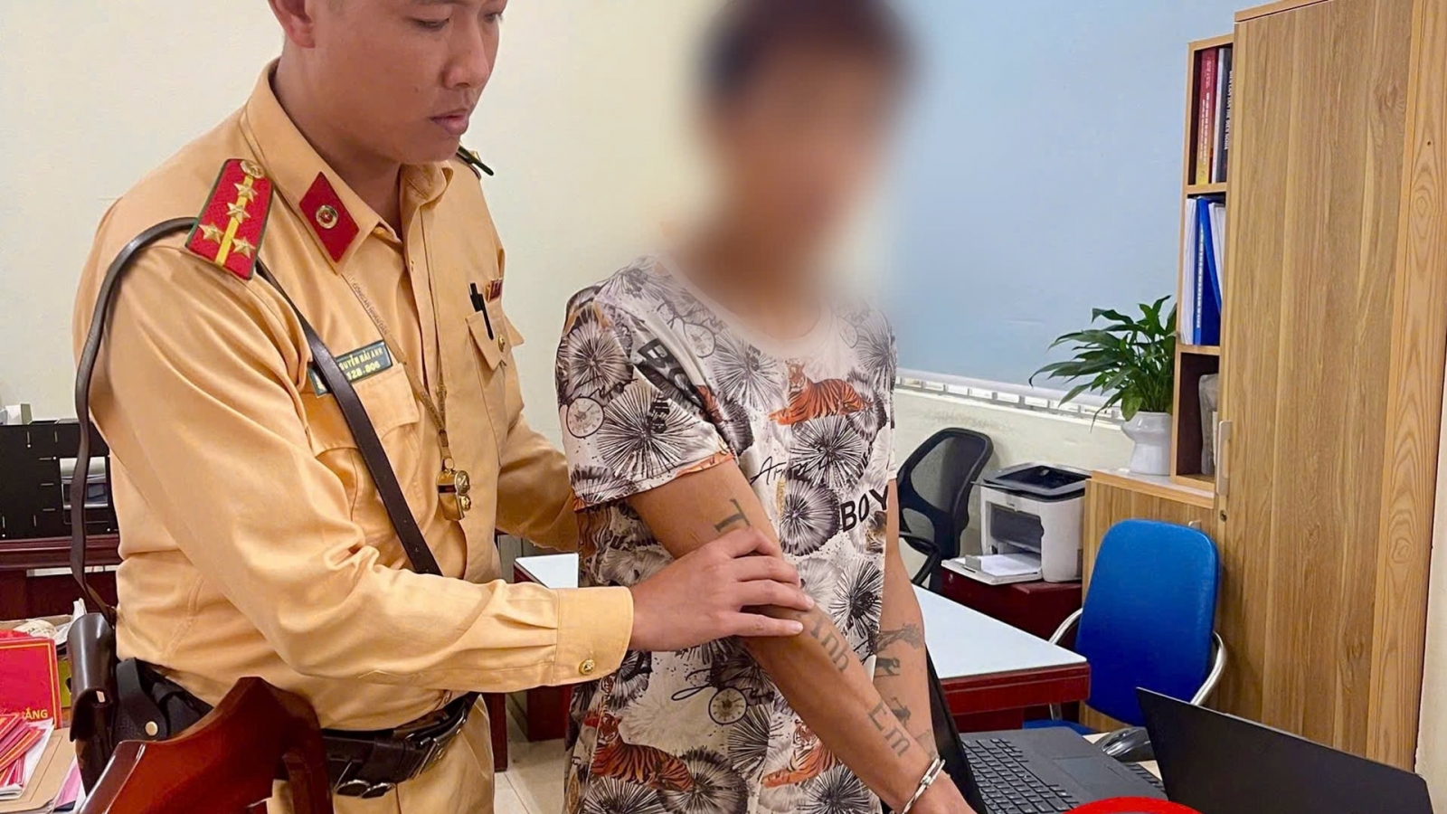 Bắt giữ đối tượng giấu heroin trong ốp lưng điện thoại ở Hà Nội