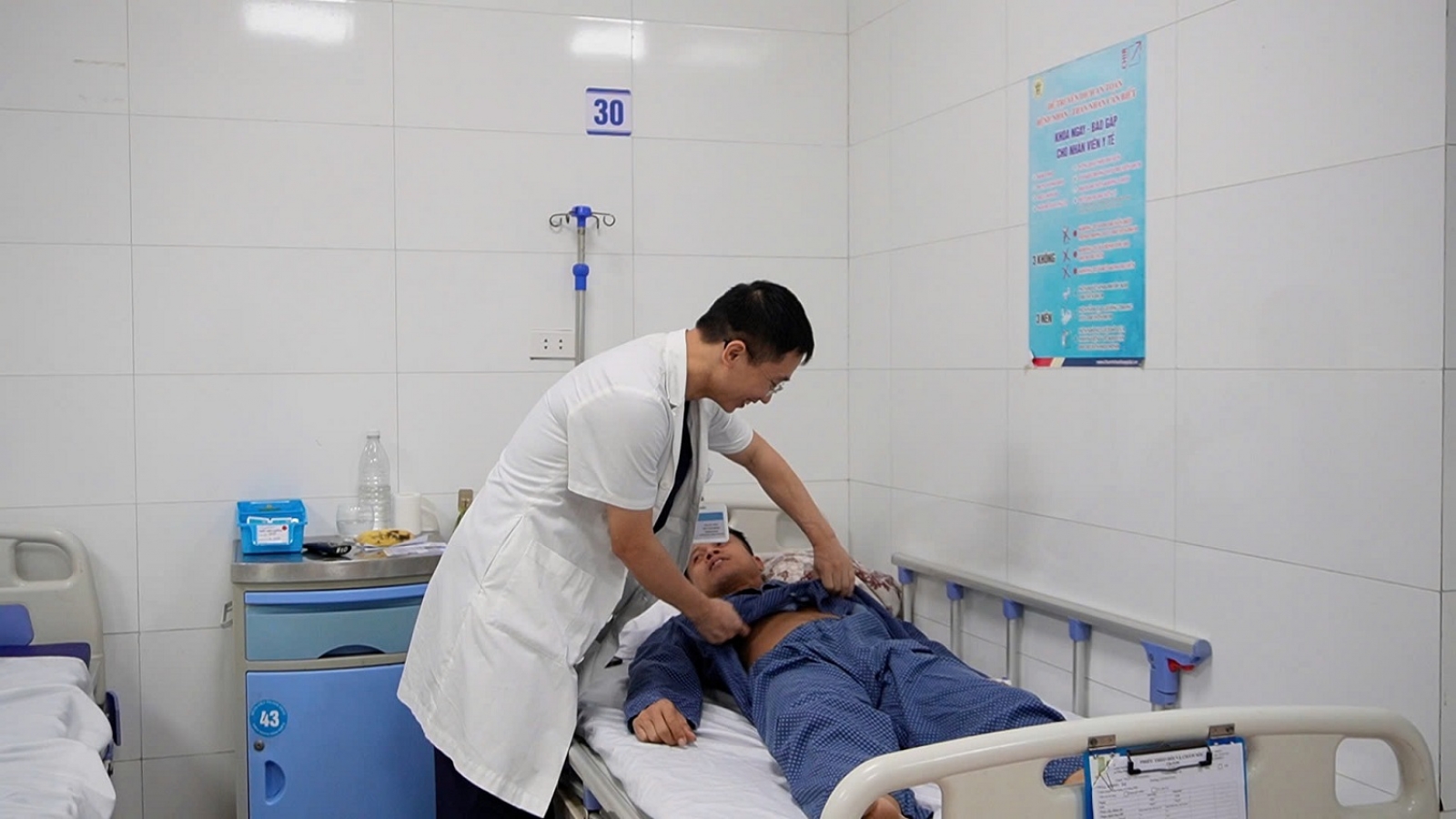 Người đàn ông suýt hoại tử ruột sau nhiều lần tập gập bụng
