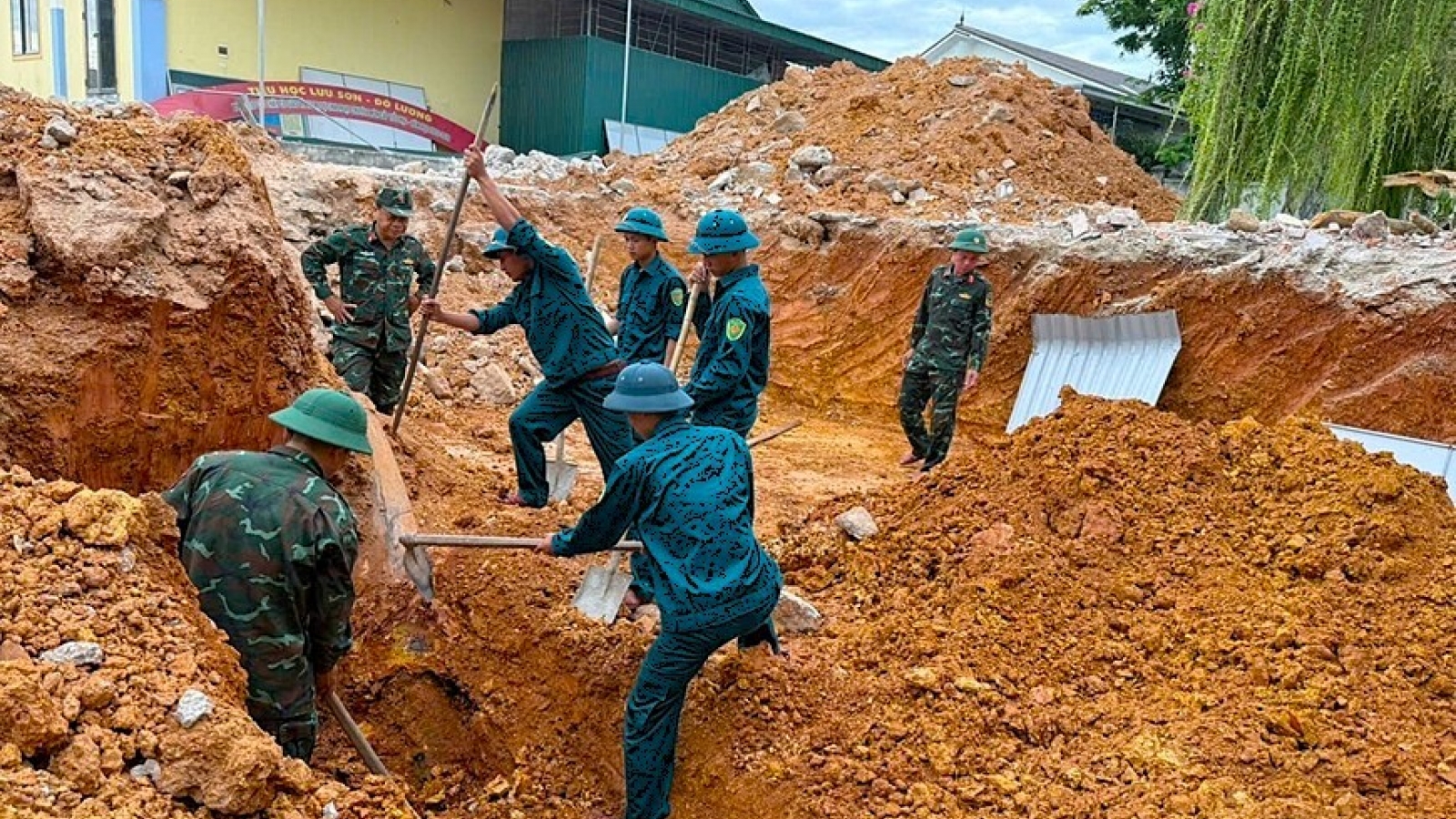 Đào móng xây trường học, phát hiện quả bom nặng 250kg còn nguyên kíp nổ