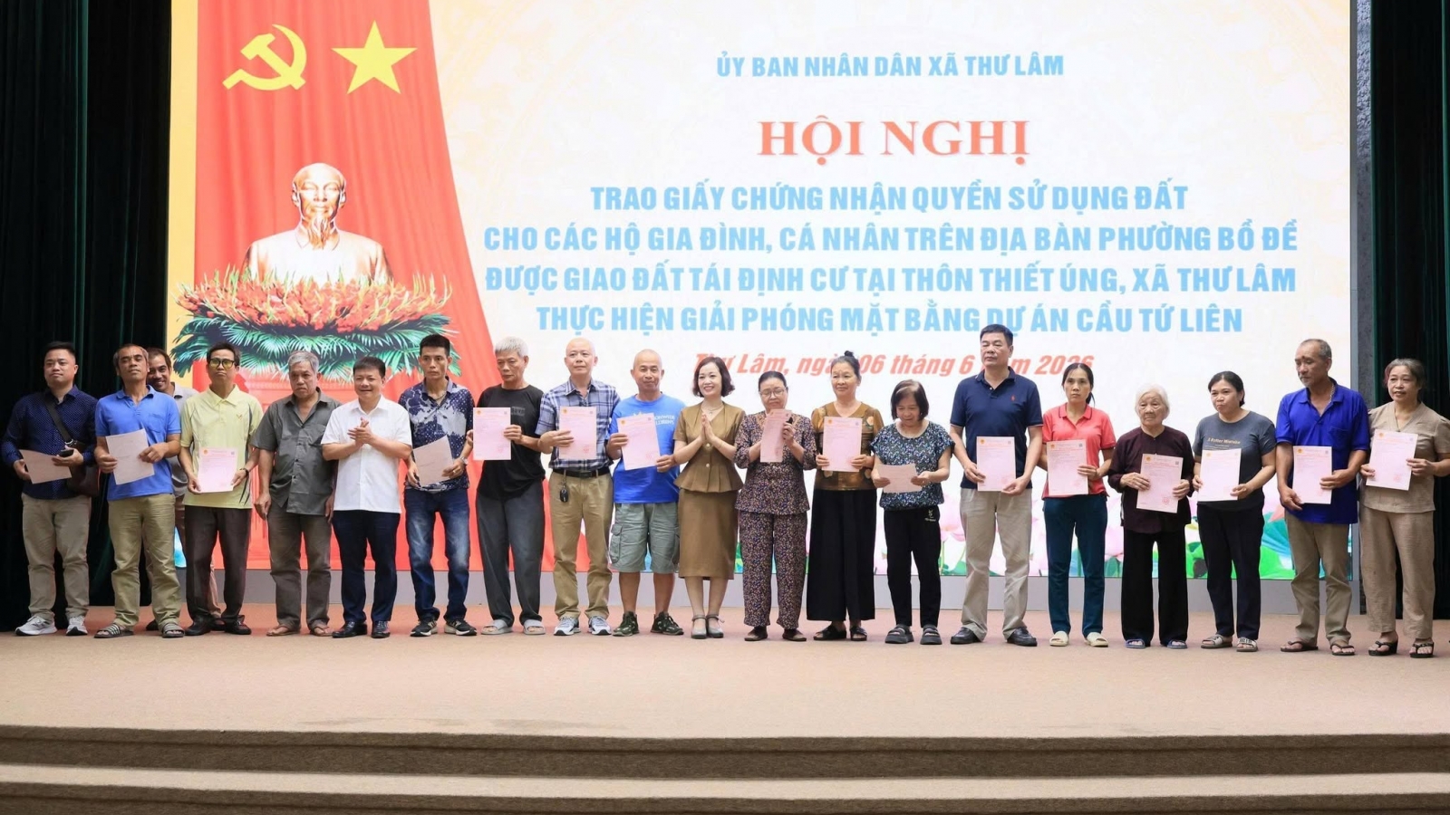 Hà Nội: Xã Thư Lâm trao sổ đỏ cho 48 hộ tái định cư phục vụ dự án cầu Tứ Liên