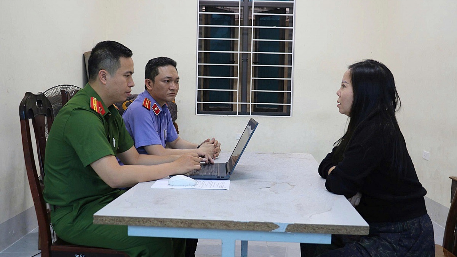 Khởi tố người phụ nữ cùng 2 đồng phạm ném chất bẩn vào cửa hàng quần áo ở Nghệ An