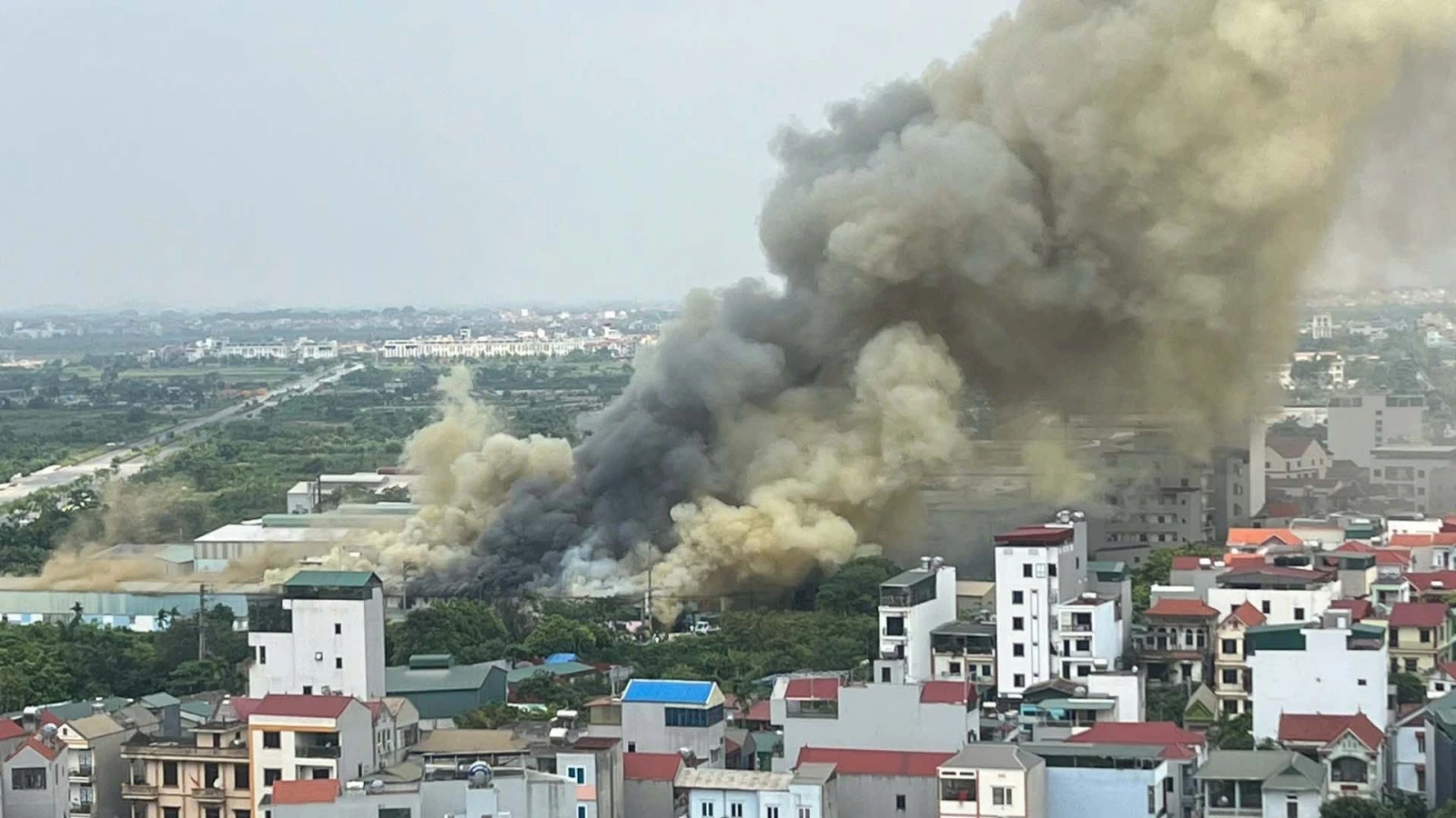 Cháy ngùn ngụt tại xưởng nhựa ở khu công nghiệp Di Trạch, Hà Nội