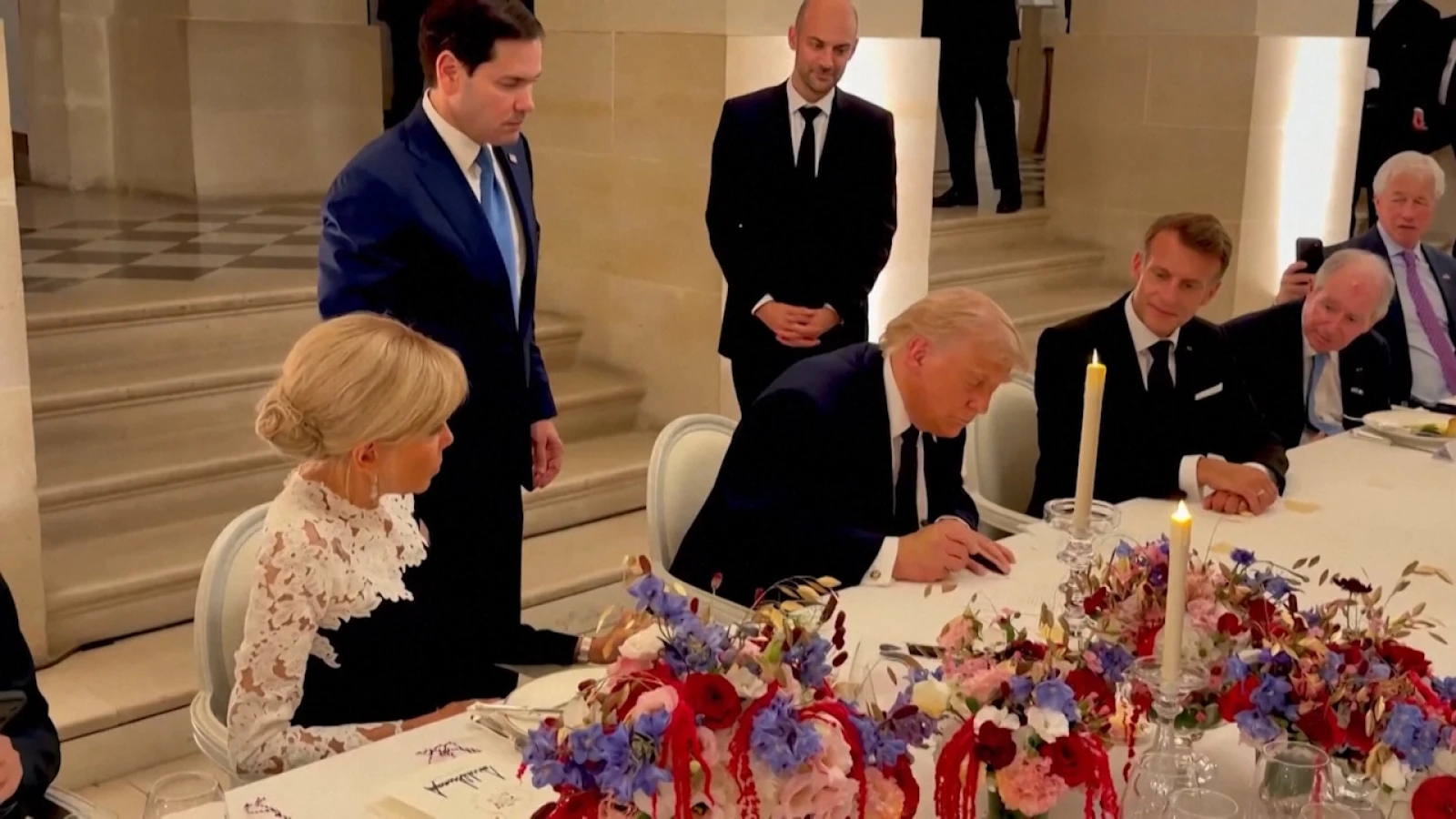 Khoảnh khắc ông Trump đặt bút ký thỏa thuận Mỹ - Iran