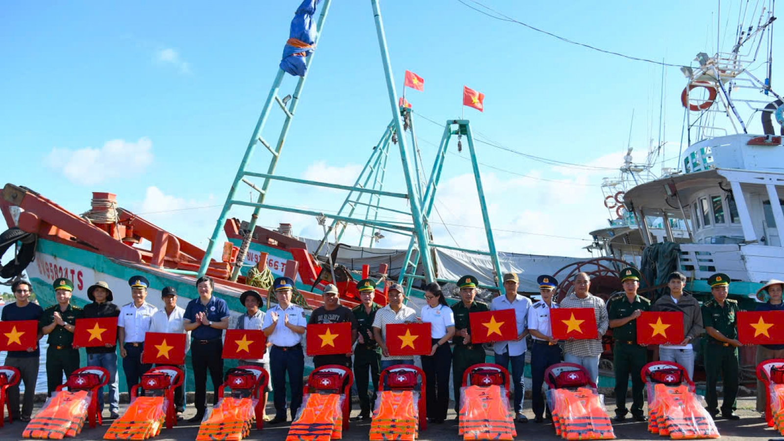 Vùng Cảnh sát biển 3 đến cảng cá tuyên truyền gỡ “thẻ vàng” IUU