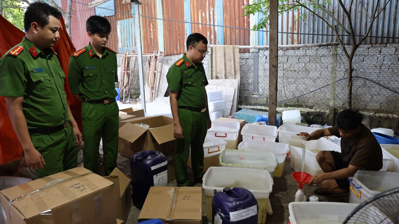 Triệt phá đường dây "phù phép" hóa chất thành sữa tắm, dầu gội giả thương hiệu lớn