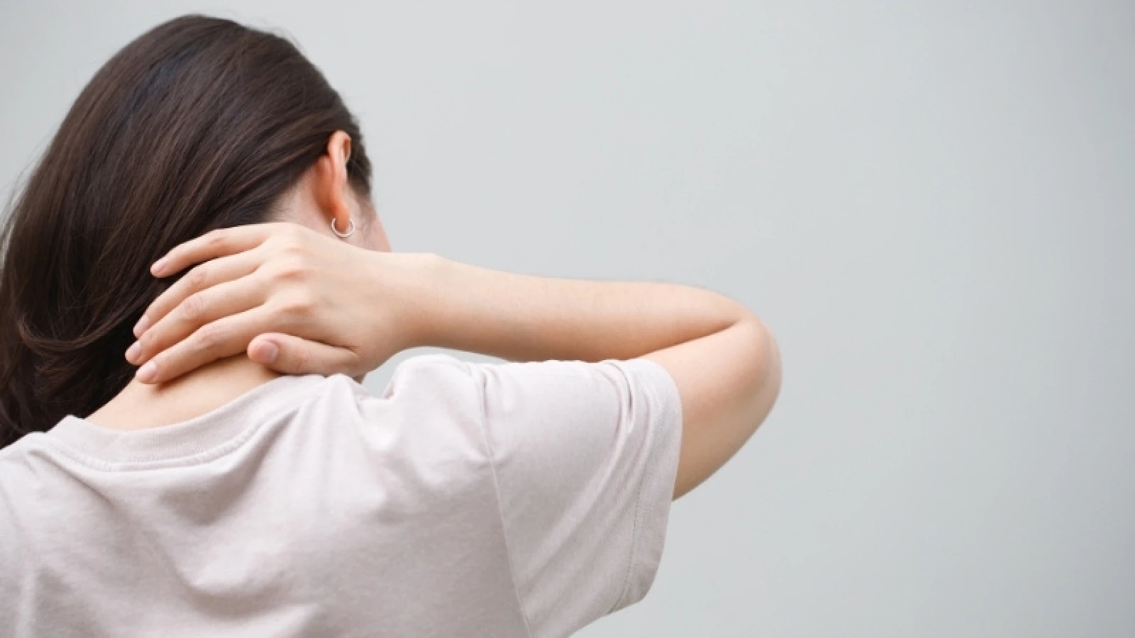 Dân văn phòng khổ sở vì đau cổ vai gáy, làm theo cách này đỡ hẳn