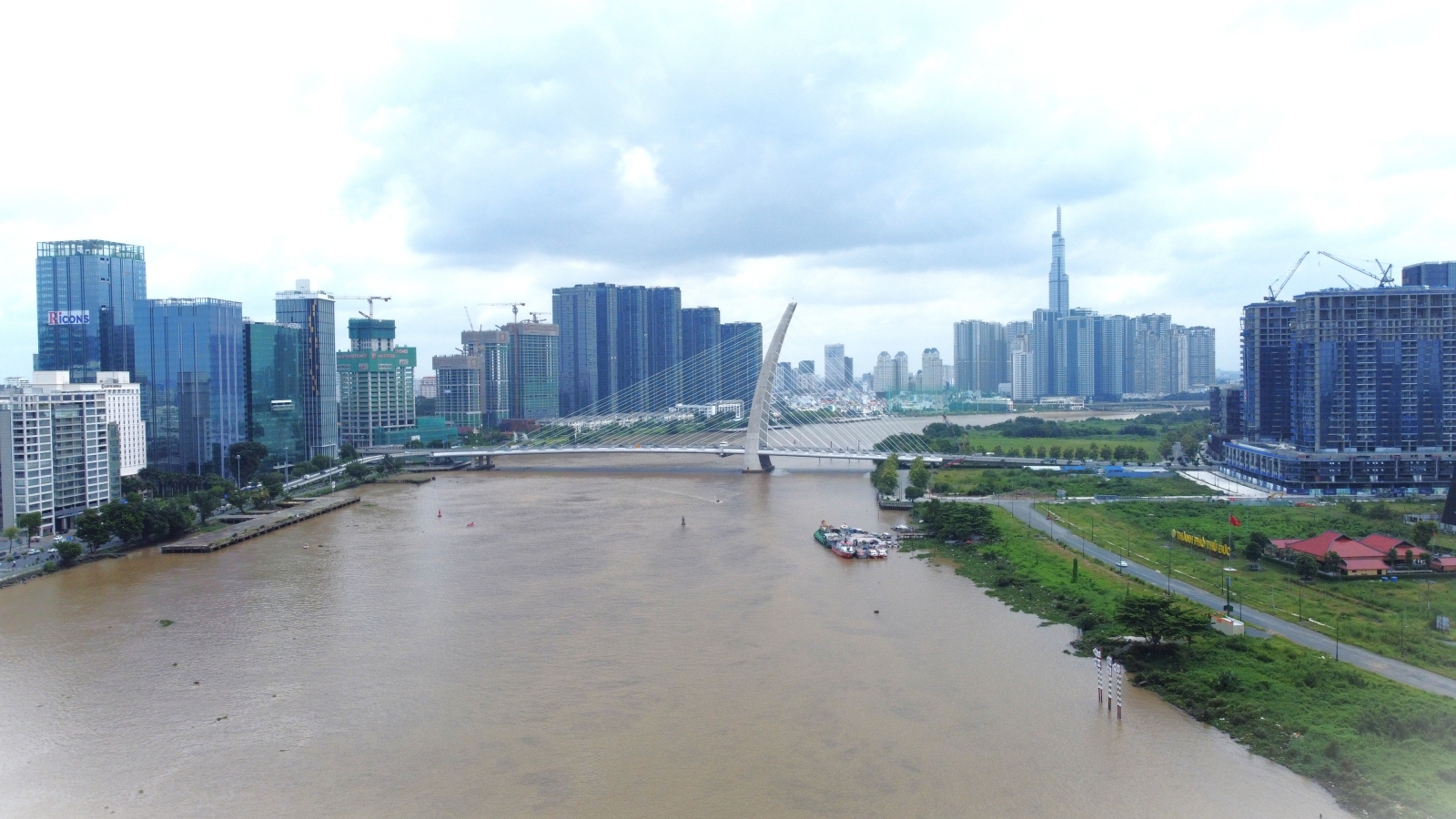 Phát triển và quy hoạch siêu đô thị TP.HCM "vươn sông, hướng biển"