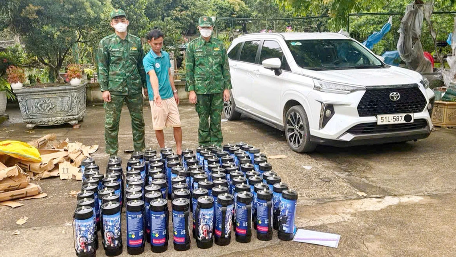 Bắt giữ 92 bình nghi chứa khí cười tại khu vực biên giới Hoành Mô (Quảng Ninh)