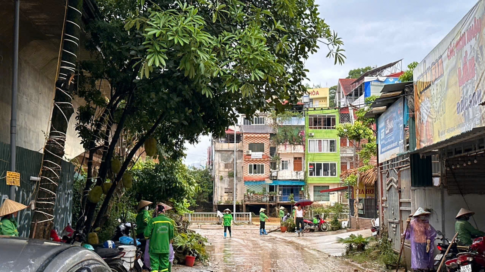 Nước lũ rút, người dân Cao Bằng khẩn trương dọn dẹp