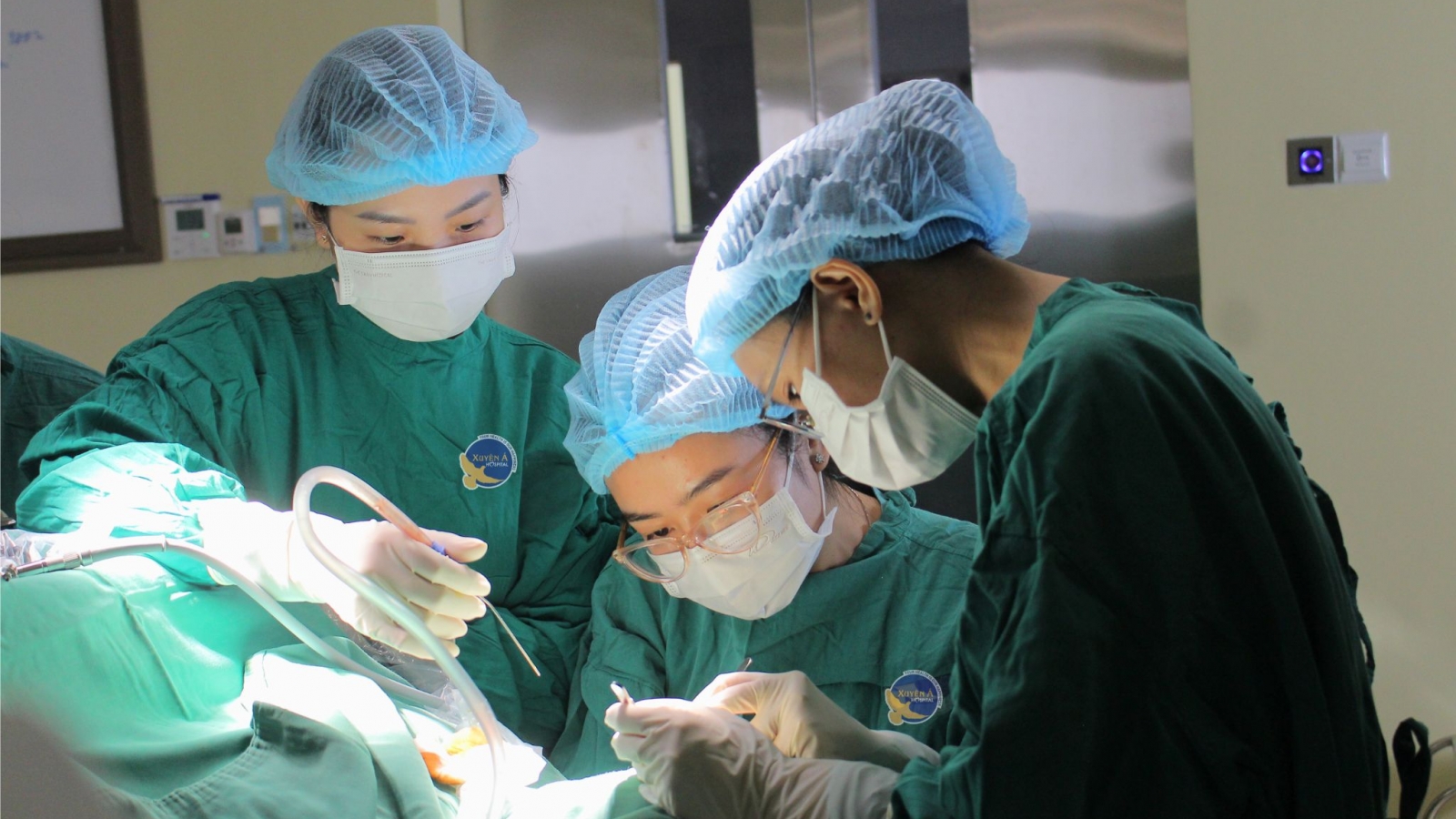 Công nhân bị thanh sắt rơi trúng mặt, đứt hai động mạch