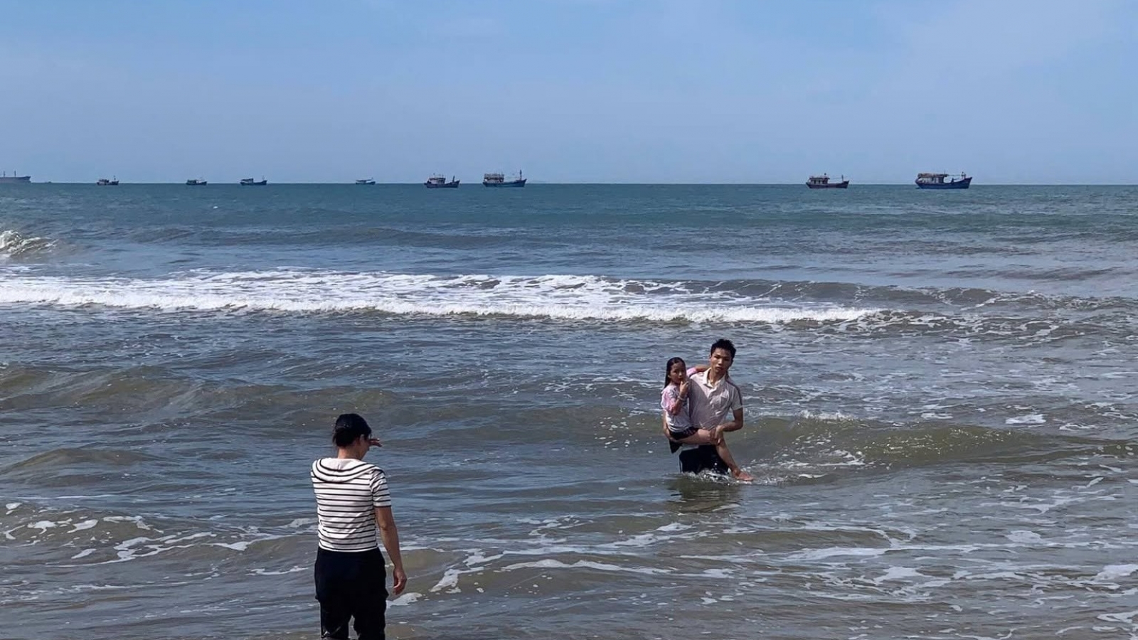 Nam sinh lớp 12 dũng cảm lao ra biển cứu người bị sóng cuốn