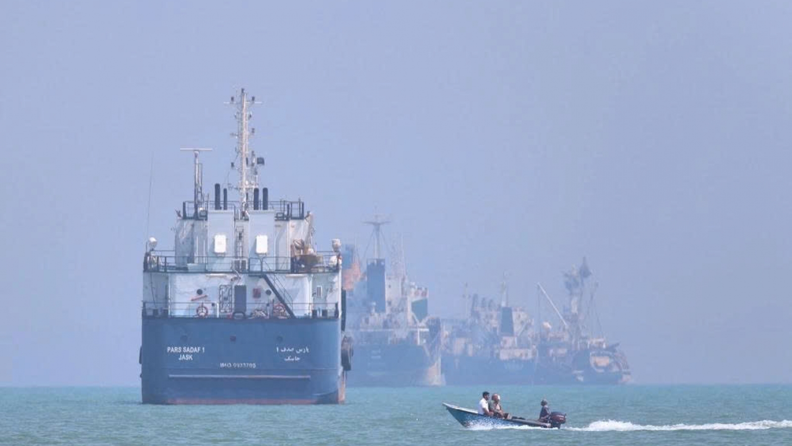 Nhiều tàu hàng chờ được đi qua eo Hormuz theo chỉ dẫn của Iran