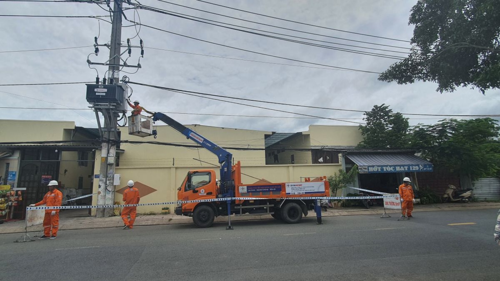 Triển khai phương án bảo đảm an toàn điện trong mùa mưa, bão
