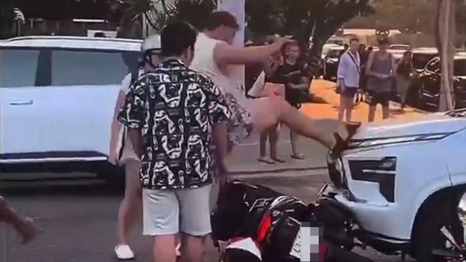 Da Nang steps up action over foreign visitors’ violations in tourist areas