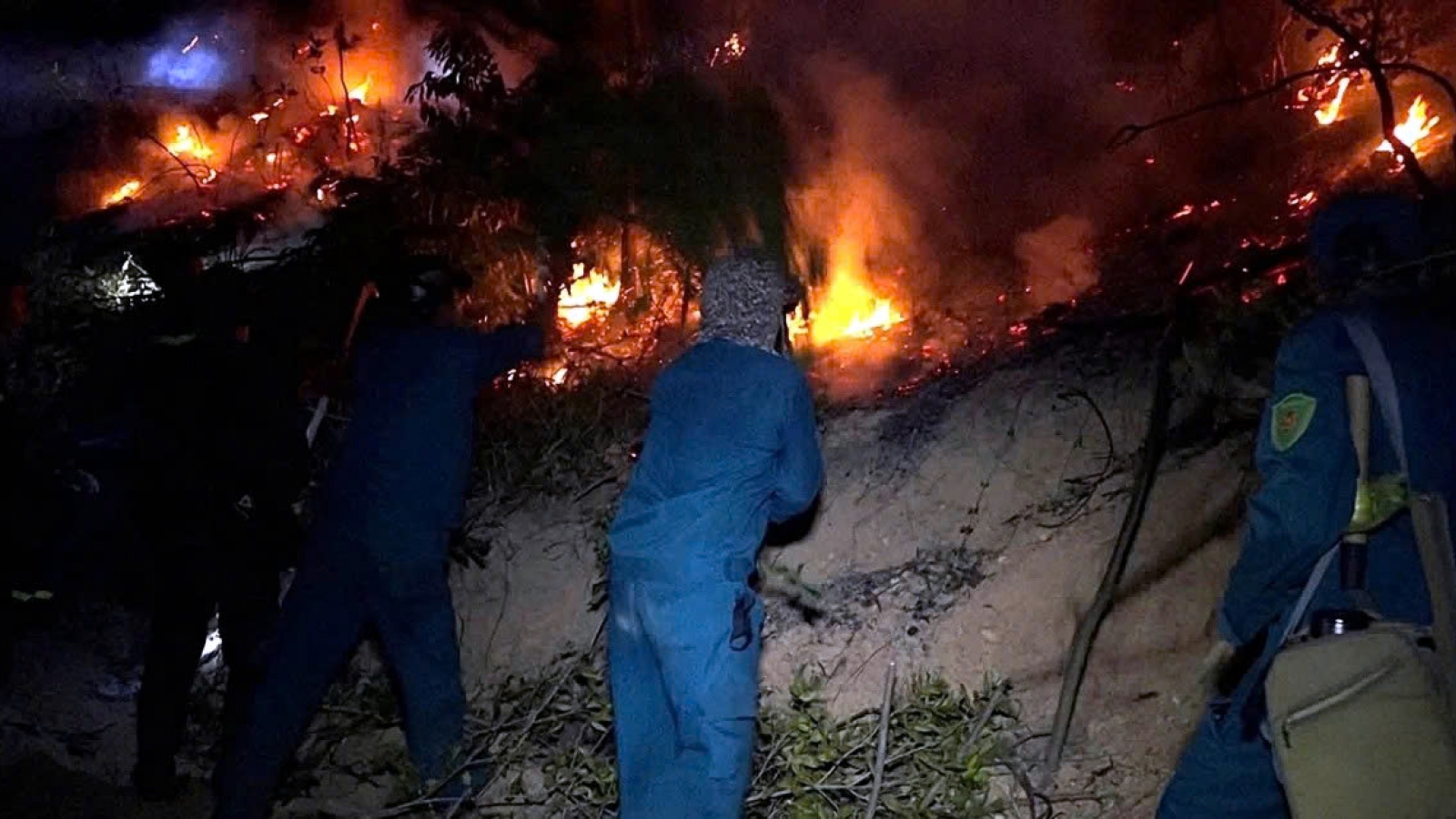 Hundreds mobilised overnight to contain forest fire in Central Vietnam