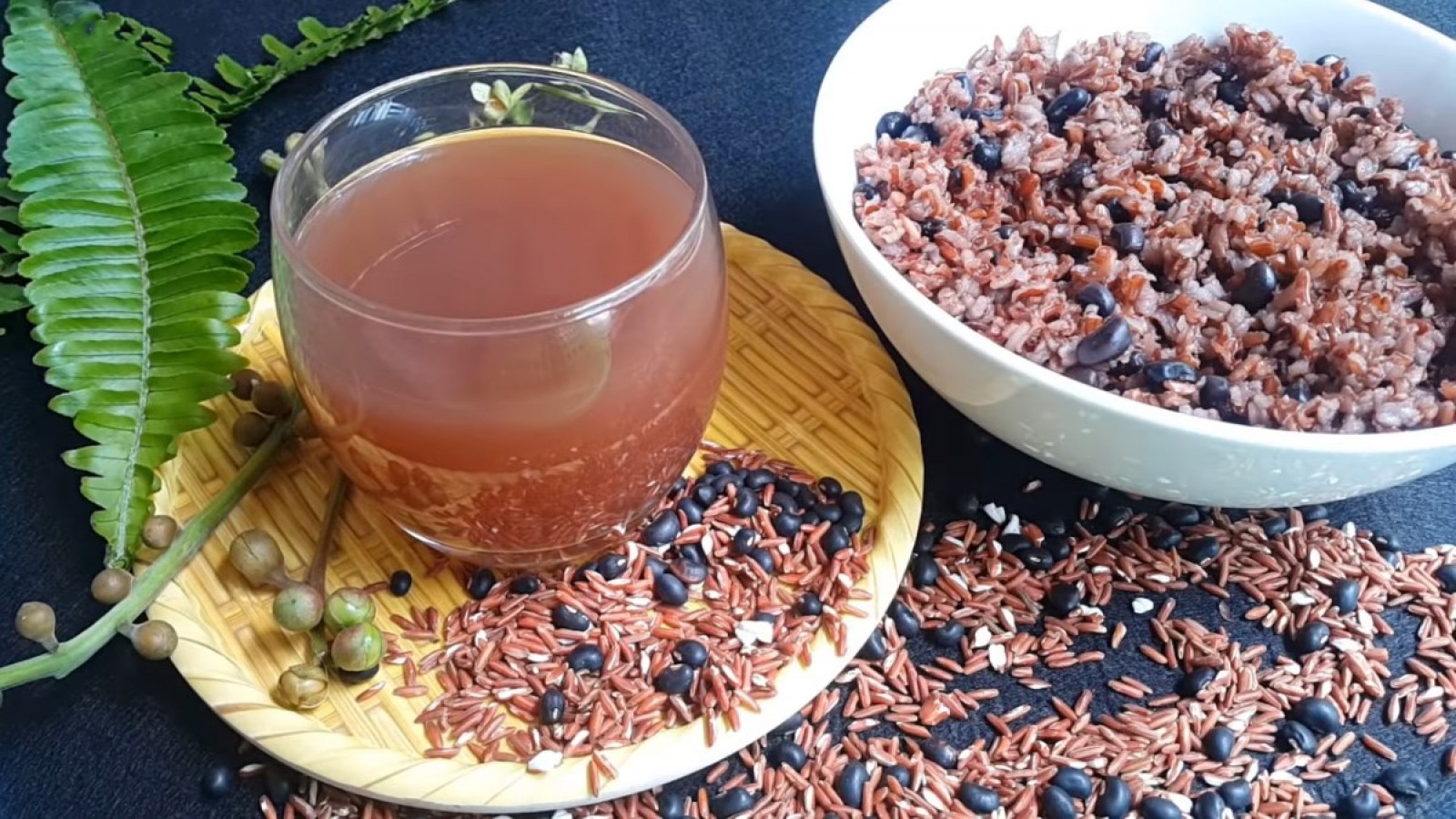 Bí quyết làm trà gạo lứt đậu đen thơm ngon, hỗ trợ kiểm soát cân nặng