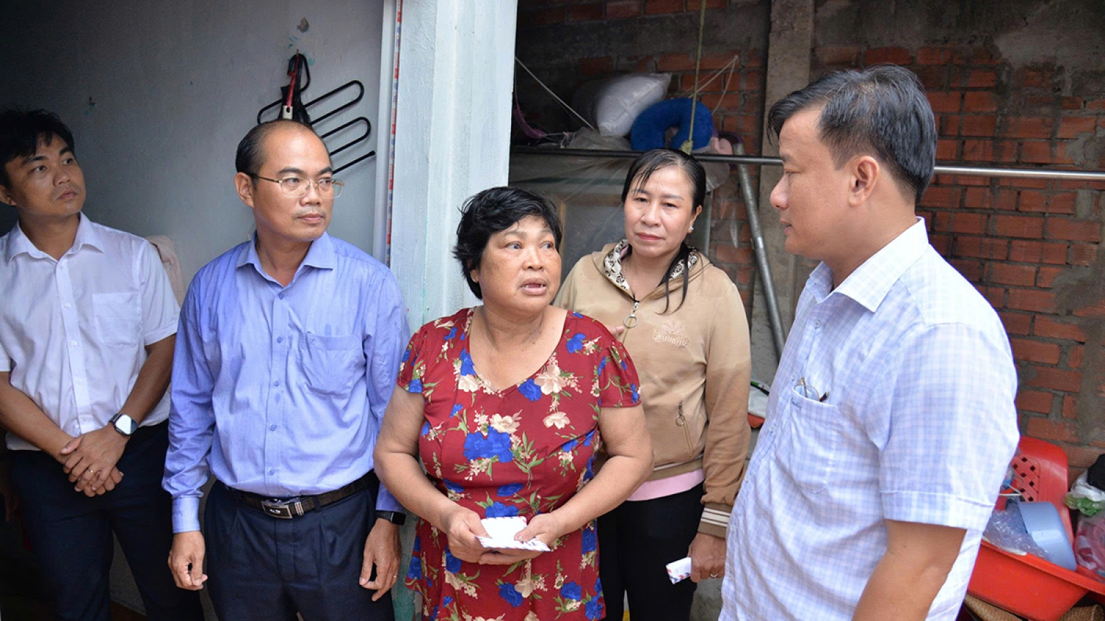 Lãnh đạo UBND tỉnh Đồng Tháp thăm, tặng quà các hộ dân bị ảnh hưởng bởi giông lốc