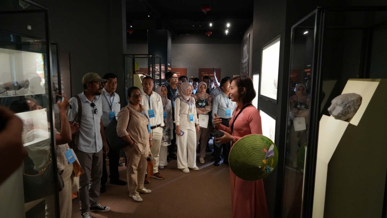 Delegates to ASEAN City Leaders Conference explore Hanoi's heritage sites