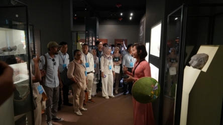 Delegates to ASEAN City Leaders Conference explore Hanoi's heritage sites