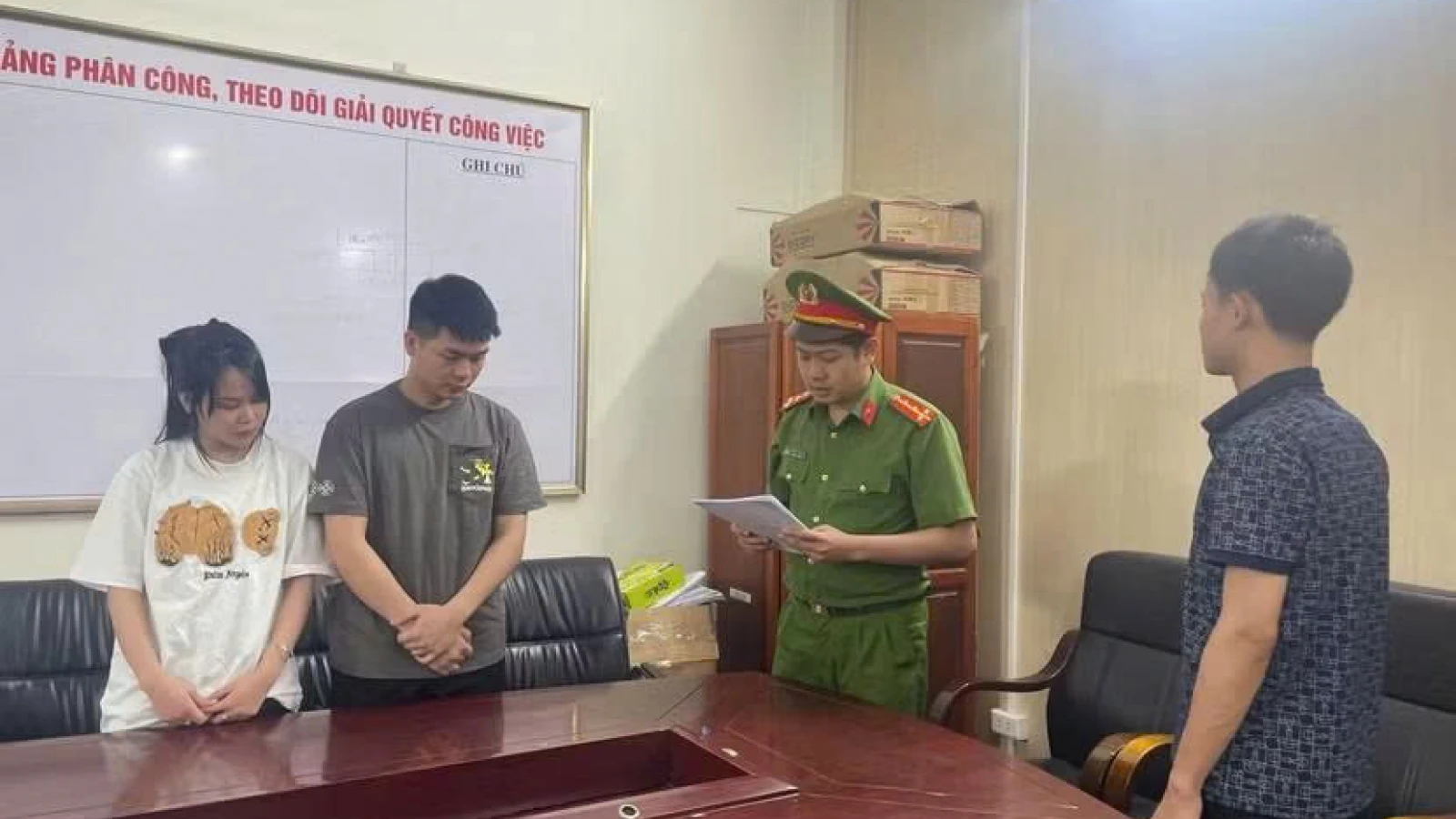 Khởi tố đôi nam nữ bán gần 5.000 bộ quần áo giả thương hiệu
