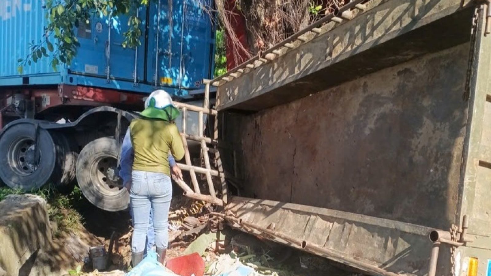 Xe đầu kéo va chạm công nông làm 5 người thương vong