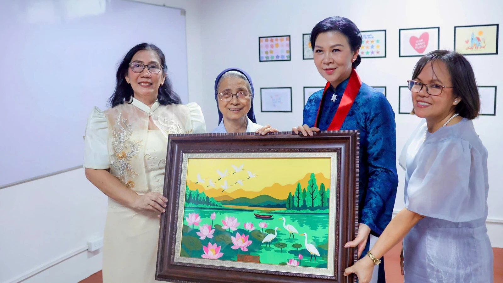 Phu nhân Tổng Bí thư, Chủ tịch nước thăm trẻ em hoàn cảnh đặc biệt tại Philippines