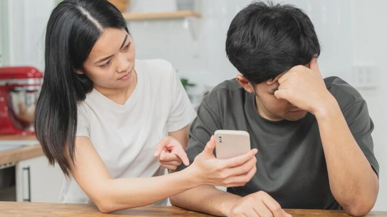 Con anh chị về quê cả tháng chả sao, con tôi lên Hà Nội 1 tuần đã bị kêu tốn kém
