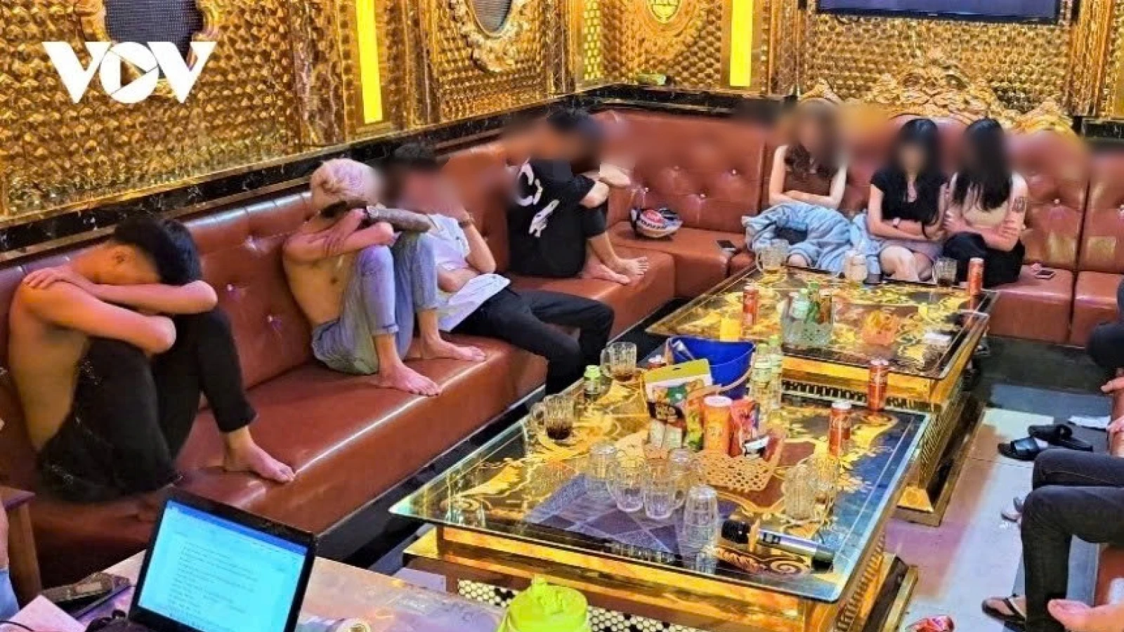 Mua dâm nữ nhân viên quán karaoke dưới 18 tuổi, ba thanh niên bị truy tố