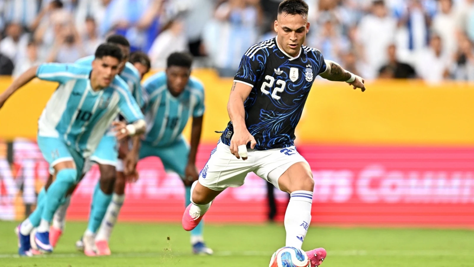 Lautaro Martinez tỏa sáng, Argentina thắng dễ Honduras
