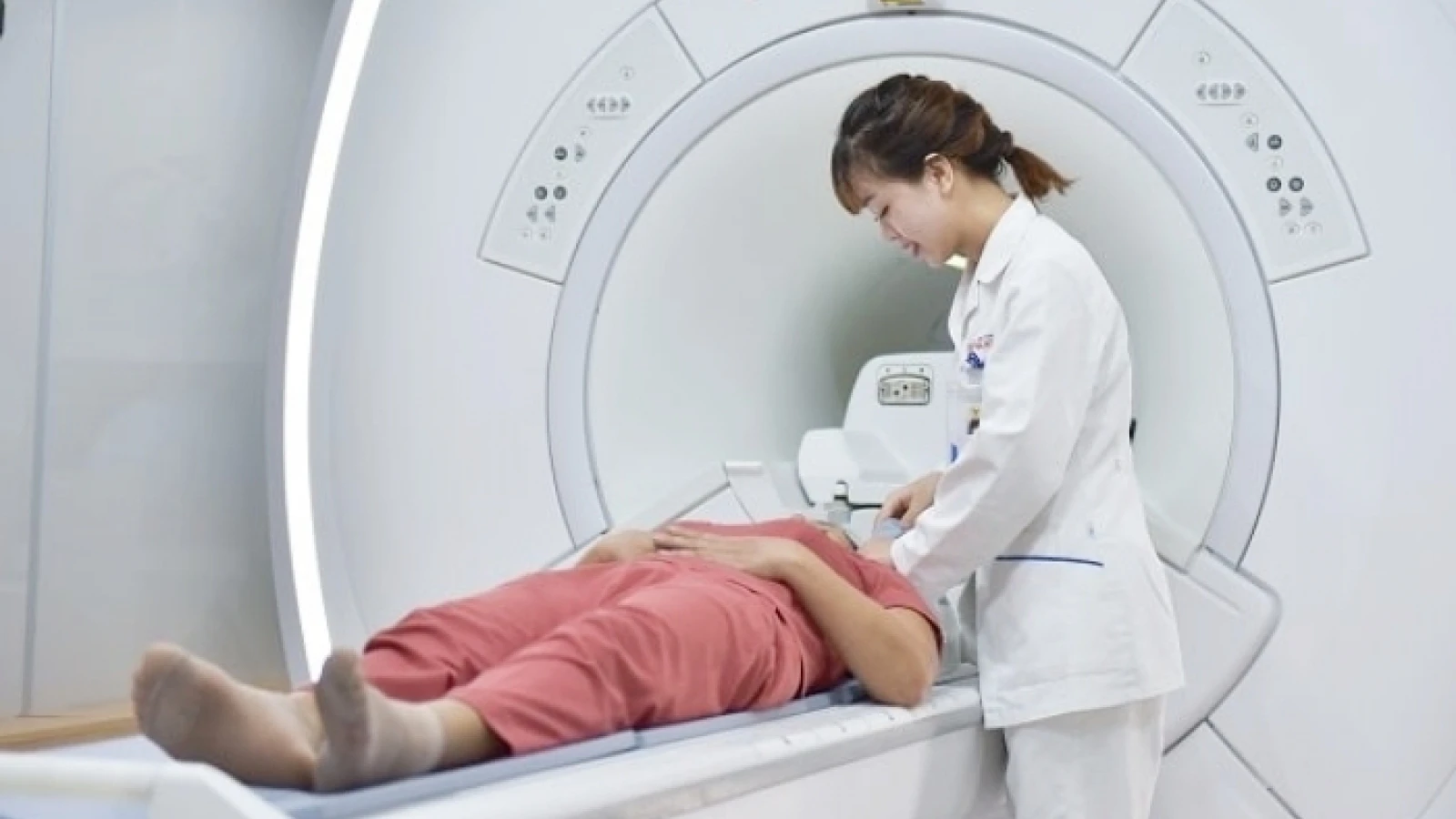 Người phụ nữ 44 tuổi đi khám đau đầu, bác sĩ bất ngờ khi nhìn kết quả chụp não