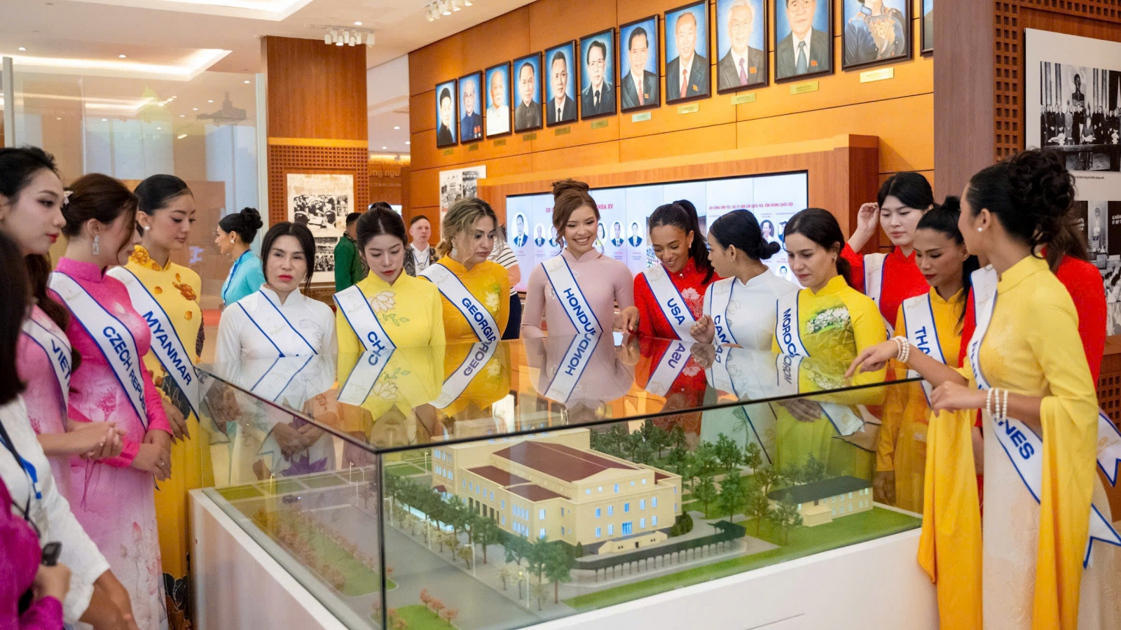 Dàn người đẹp quốc tế tìm hiểu lịch sử, văn hóa Việt Nam tại Nhà Quốc hội