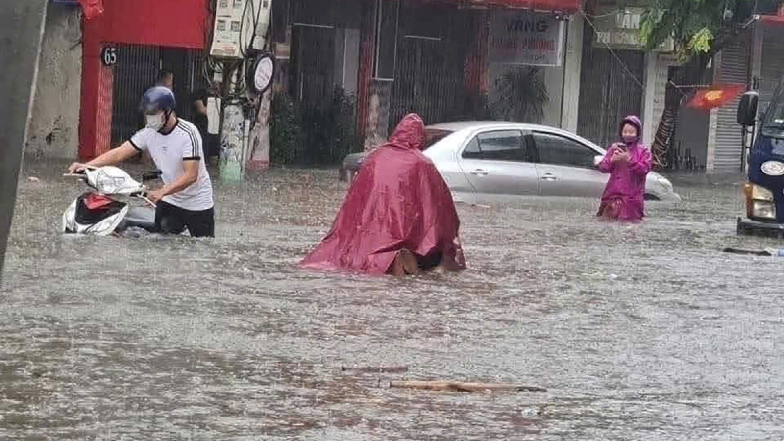 Mưa lớn kéo dài, nhiều tuyến đường ngập sâu ở Hải Phòng