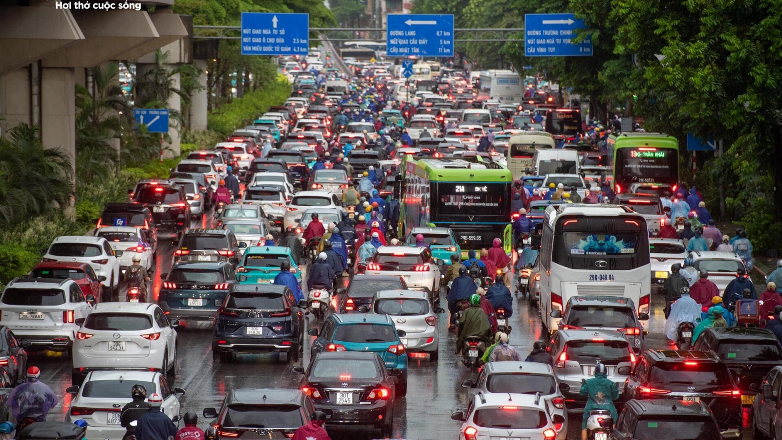 Hà Nội đón "mưa vàng" đúng giờ cao điểm, nhiều tuyến phố ùn tắc