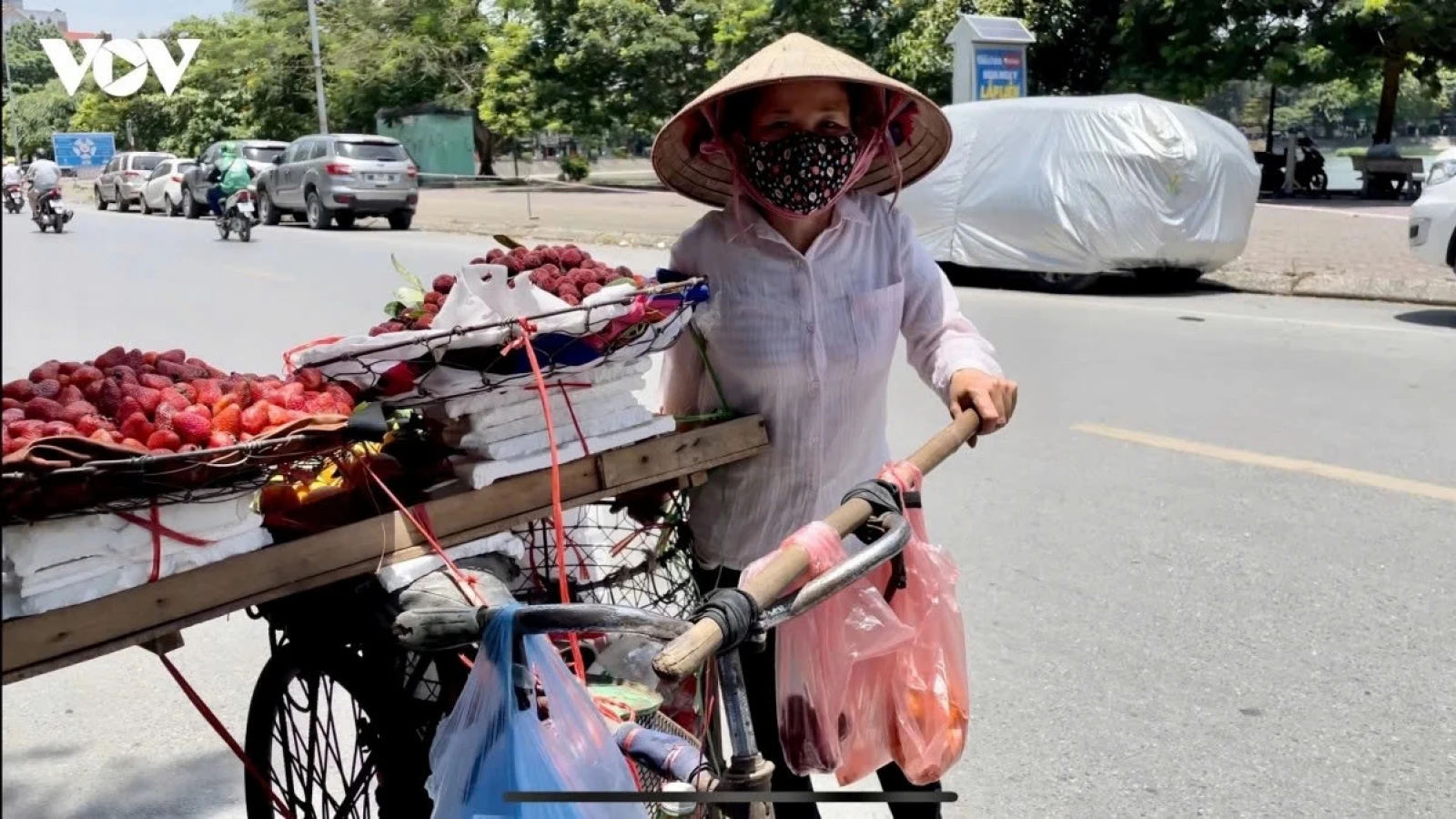 Những bàn chân cháy nắng lặng lẽ mưu sinh trên phố ở Hà Nội
