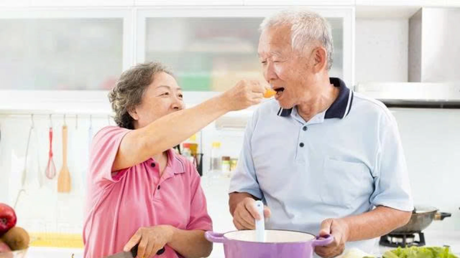 Trời oi bức liên tục, người cao tuổi cần ăn uống ra sao để tránh đổ bệnh?