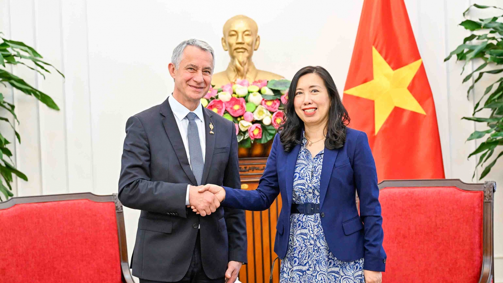 Thứ trưởng Ngoại giao tiếp Đoàn đại biểu UBQP và Lực lượng vũ trang Quốc hội Pháp