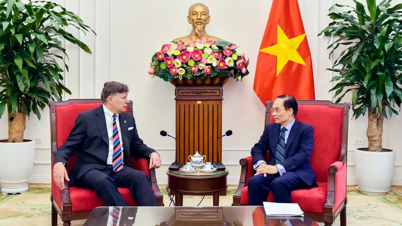 Bộ trưởng Bộ Ngoại giao Lê Hoài Trung tiếp Phó Ngoại trưởng Hoa Kỳ